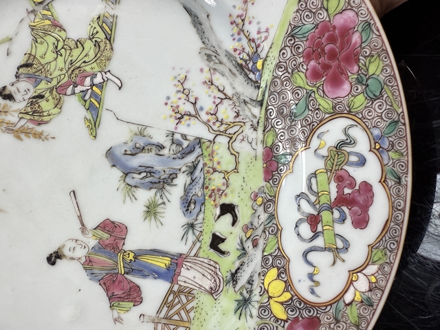 古玩陶瓷西廂記跳墻粉彩盤真品鑒賞圖