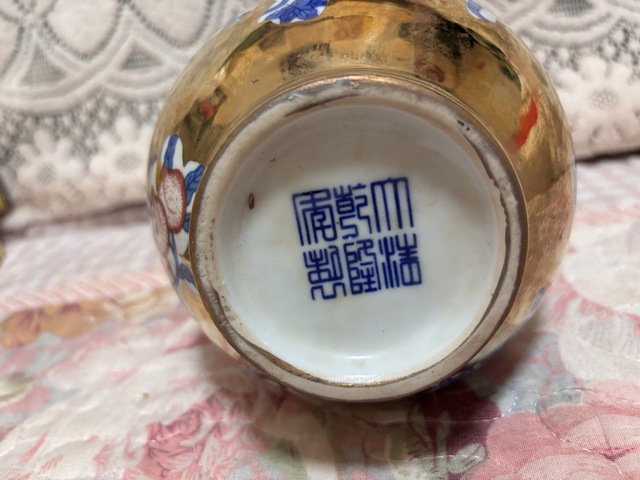 古玩陶瓷黃地粉彩洞石牡丹四方瓶一對真品鑒賞圖