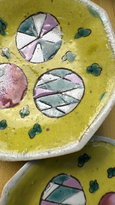 古玩陶瓷黃地粉彩花卉紋盤真品鑒賞圖