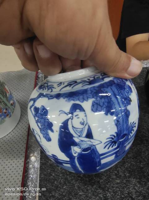古玩陶瓷攜琴訪友青花人物罐真品鑒賞圖
