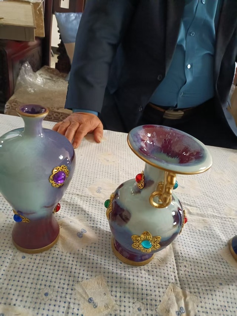 古玩陶瓷鈞窯鑲嵌寶石瓶真品鑒賞圖