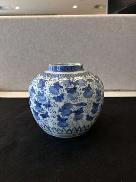 古玩陶瓷花果紋青花瓜棱花口罐真品鑒賞圖