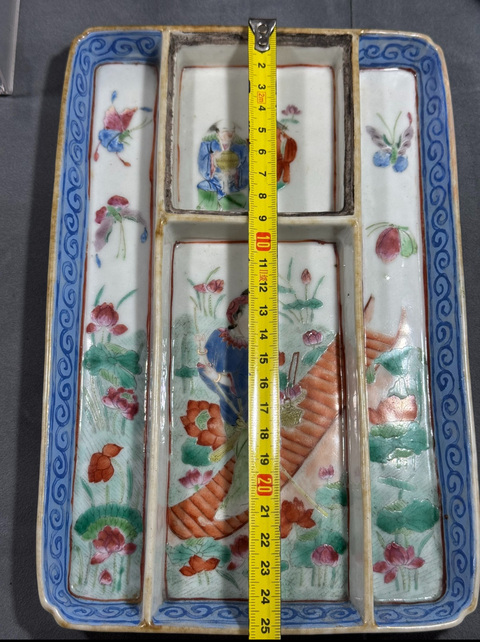 古玩陶瓷人物紋粉彩格盤真品鑒賞圖