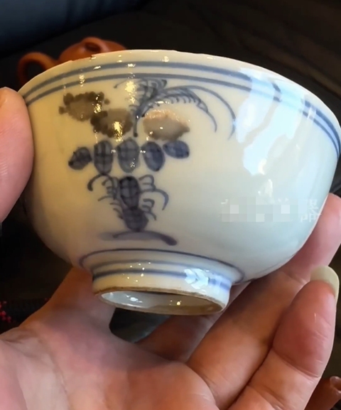 古玩陶瓷青花釉里紅花卉紋茶碗真品鑒賞圖