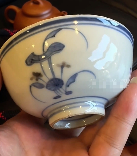 古玩陶瓷青花釉里紅花卉紋茶碗真品鑒賞圖