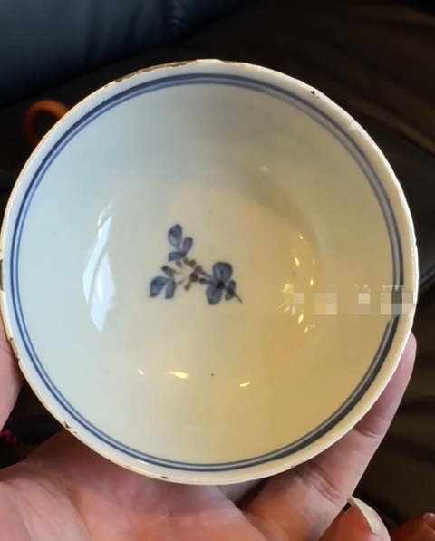 古玩陶瓷青花釉里紅花卉紋茶碗真品鑒賞圖