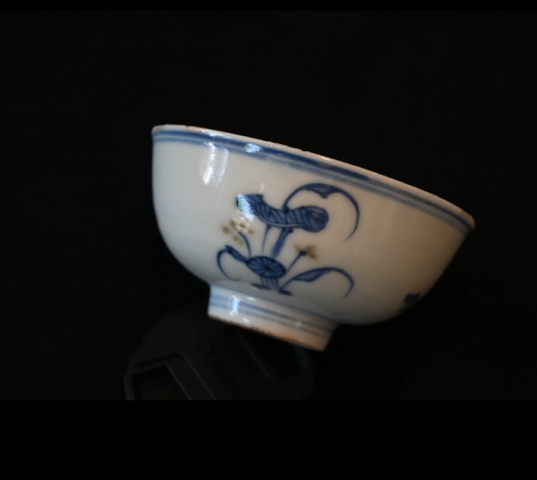 古玩陶瓷青花釉里紅花卉紋茶碗真品鑒賞圖