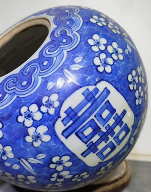 古玩陶瓷青花留白冰梅紋開光囍字紋西瓜罐真品鑒賞圖