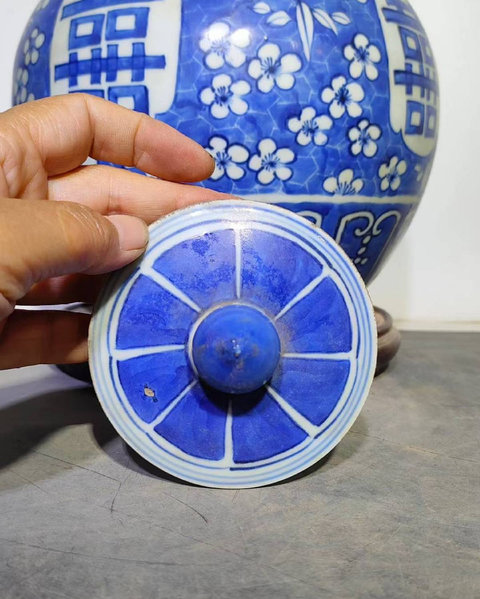 古玩陶瓷青花留白冰梅紋開光囍字紋西瓜罐真品鑒賞圖