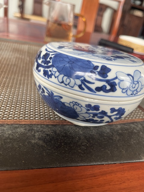 古玩陶瓷花鳥紋青花蓋盒真品鑒賞圖