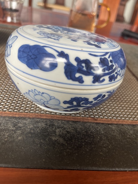 古玩陶瓷花鳥紋青花蓋盒真品鑒賞圖