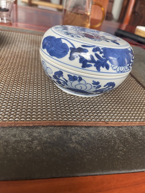 古玩陶瓷花鳥紋青花蓋盒真品鑒賞圖