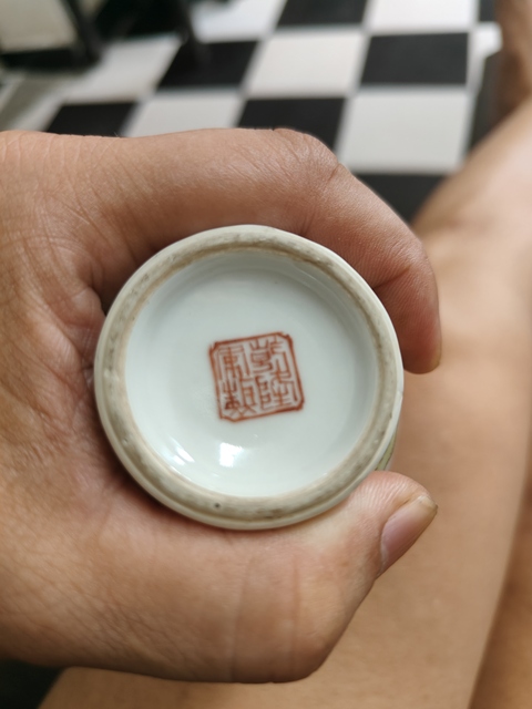 古玩陶瓷粉彩人物紋撇口瓶真品鑒賞圖