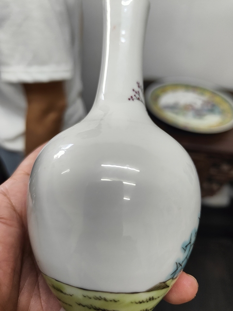 古玩陶瓷粉彩人物紋撇口瓶真品鑒賞圖