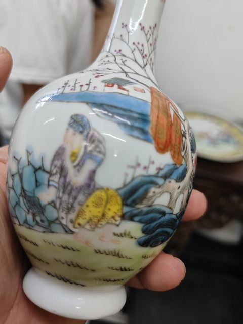 古玩陶瓷粉彩人物紋撇口瓶真品鑒賞圖