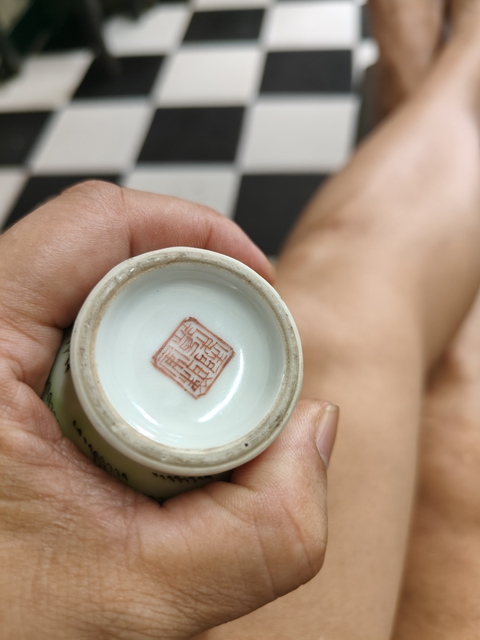 古玩陶瓷粉彩人物紋撇口瓶真品鑒賞圖