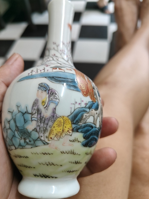 古玩陶瓷粉彩人物紋撇口瓶真品鑒賞圖