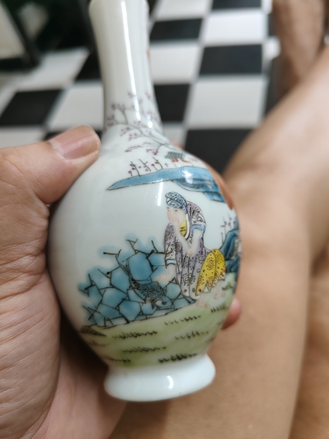 古玩陶瓷粉彩人物紋撇口瓶真品鑒賞圖