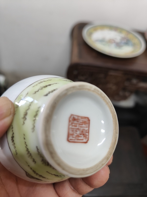 古玩陶瓷粉彩人物紋撇口瓶真品鑒賞圖