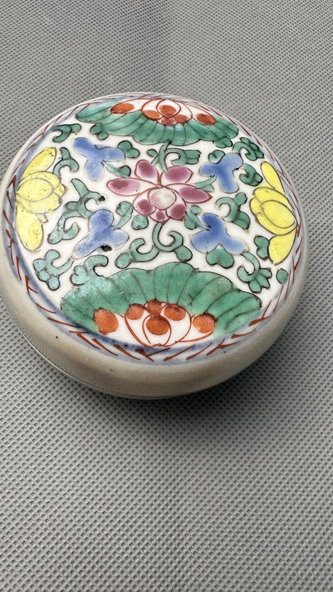 古玩陶瓷粉彩花卉紋粉盒真品鑒賞圖