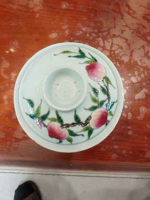 古玩陶瓷粉彩九桃紋蓋碗真品鑒賞圖
