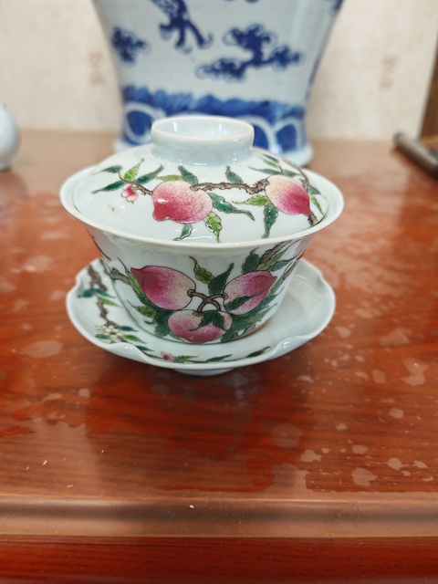 古玩陶瓷粉彩九桃紋蓋碗真品鑒賞圖