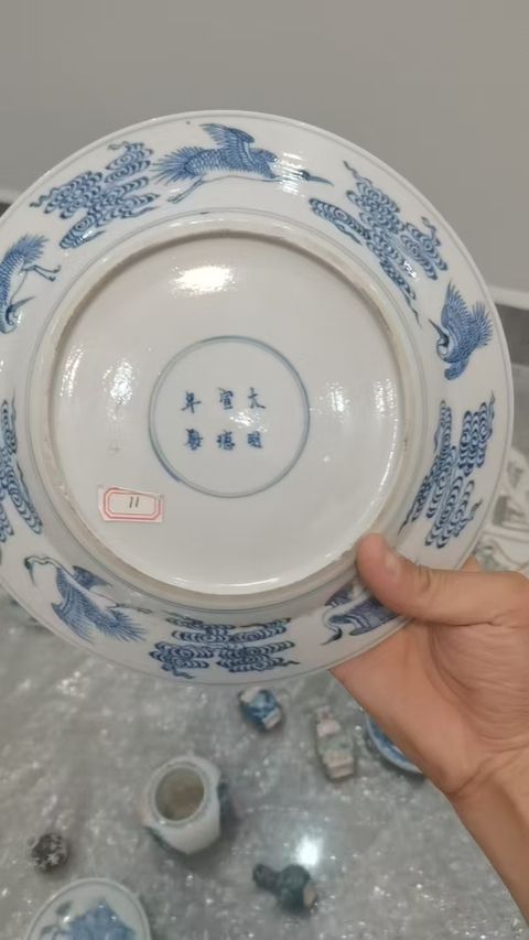 古玩陶瓷清中晚·青花八仙人物紋折沿盤 真品鑒賞圖
