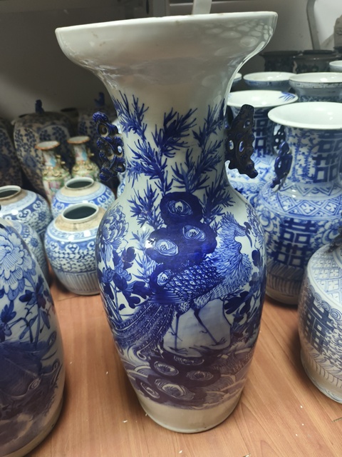 古玩陶瓷豆青釉青花鳳穿牡丹圖盤口瓶真品鑒賞圖