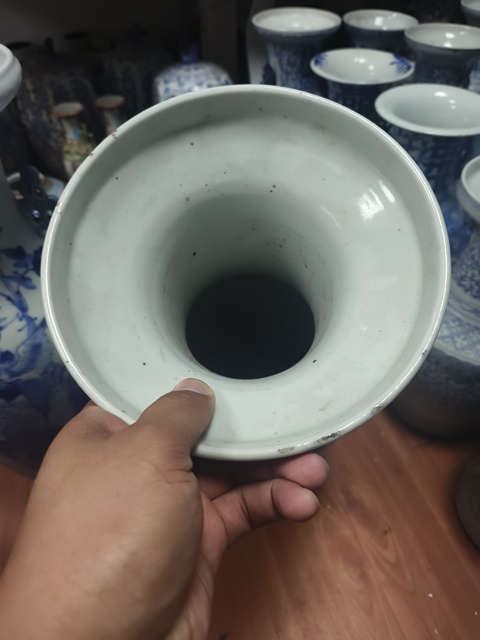 古玩陶瓷豆青釉青花鳳穿牡丹圖盤口瓶真品鑒賞圖