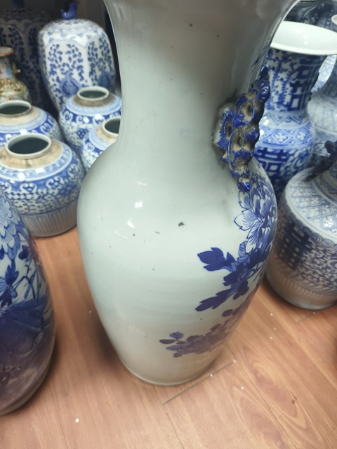 古玩陶瓷豆青釉青花鳳穿牡丹圖盤口瓶真品鑒賞圖