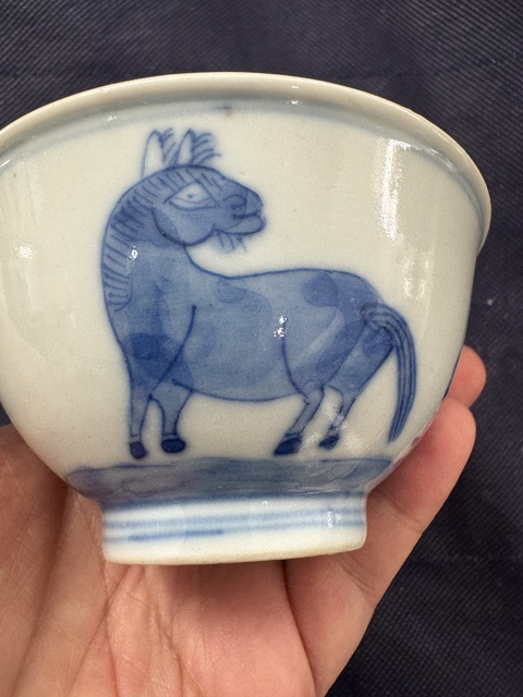 古玩陶瓷馬紋青花杯真品鑒賞圖