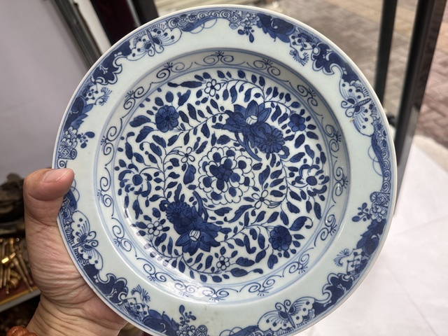 古玩陶瓷花卉紋青花盤真品鑒賞圖