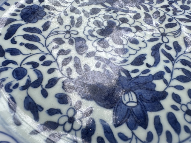 古玩陶瓷花卉紋青花盤真品鑒賞圖