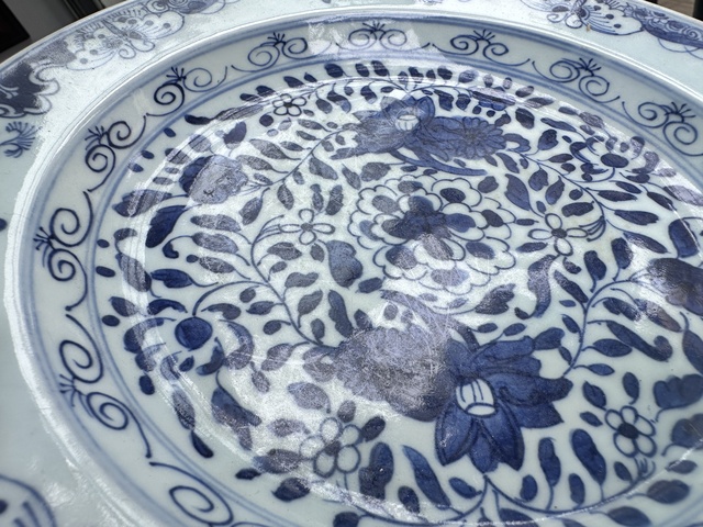 古玩陶瓷花卉紋青花盤真品鑒賞圖