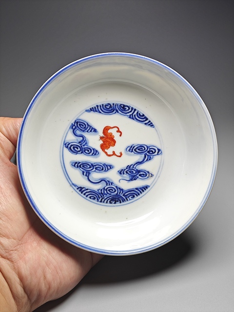 古玩陶瓷青花礬紅云蝠紋碗真品鑒賞圖