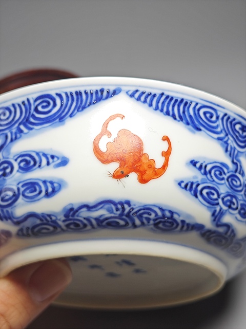 古玩陶瓷青花礬紅云蝠紋碗真品鑒賞圖