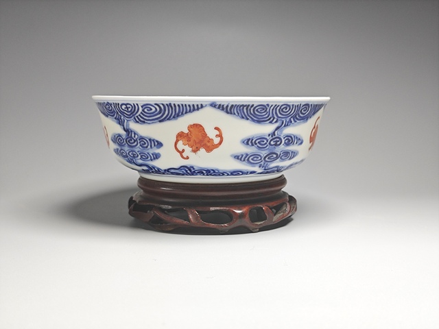 古玩陶瓷青花礬紅云蝠紋碗真品鑒賞圖