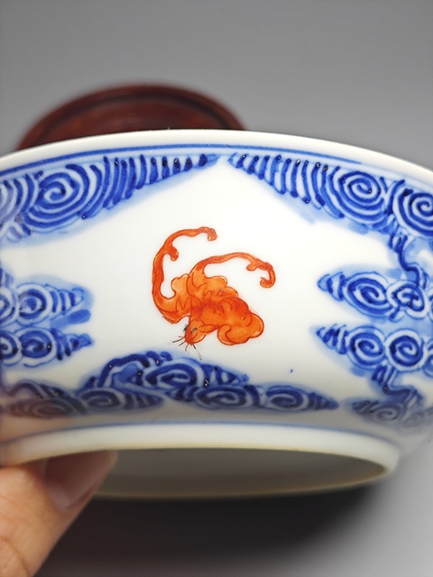 古玩陶瓷青花礬紅云蝠紋碗真品鑒賞圖