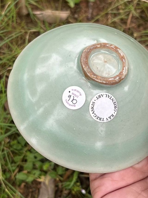 古玩陶瓷南宋到元龍泉窯暗刻梅花紋盞真品鑒賞圖