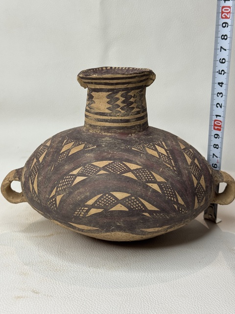 古玩陶瓷馬家窯文化-半山類型折線箭頭紋細頸瓶真品鑒賞圖