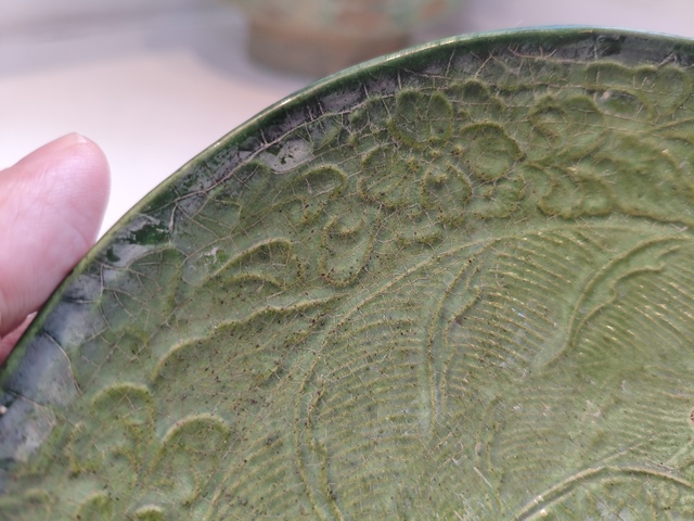 古玩陶瓷綠釉印花盤真品鑒賞圖