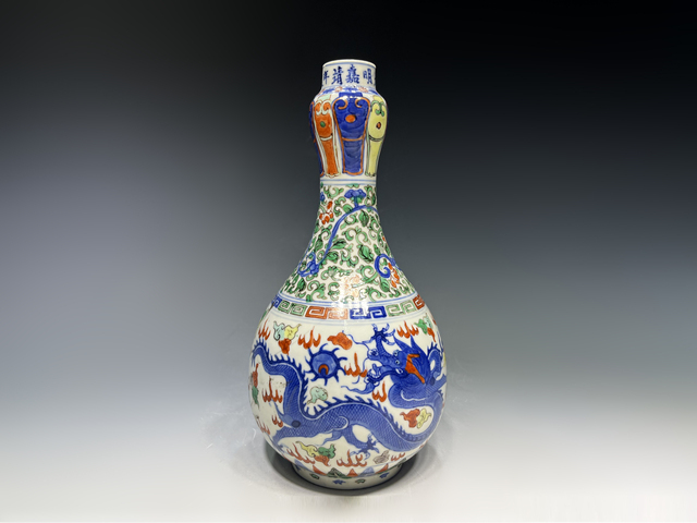古玩陶瓷清晚期·青花加彩龍紋蒜頭瓶真品鑒賞圖
