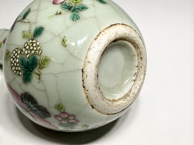 古玩陶瓷清晚期·豆青粉彩飛黃騰達紋小天球瓶真品鑒賞圖