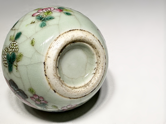 古玩陶瓷清晚期·豆青粉彩飛黃騰達紋小天球瓶真品鑒賞圖