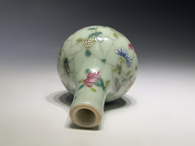 古玩陶瓷清晚期·豆青粉彩飛黃騰達紋小天球瓶真品鑒賞圖