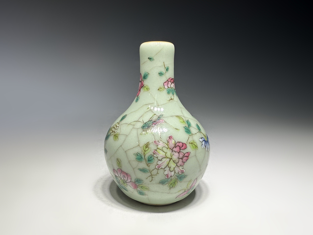 古玩陶瓷清晚期·豆青粉彩飛黃騰達紋小天球瓶真品鑒賞圖