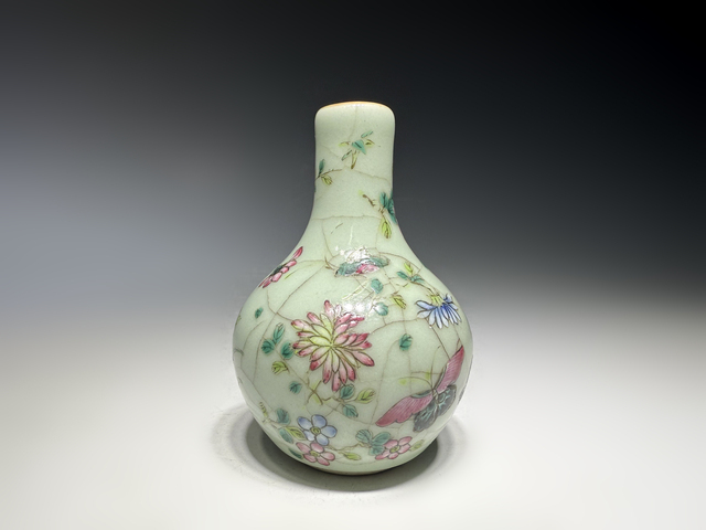 古玩陶瓷清晚期·豆青粉彩飛黃騰達紋小天球瓶真品鑒賞圖