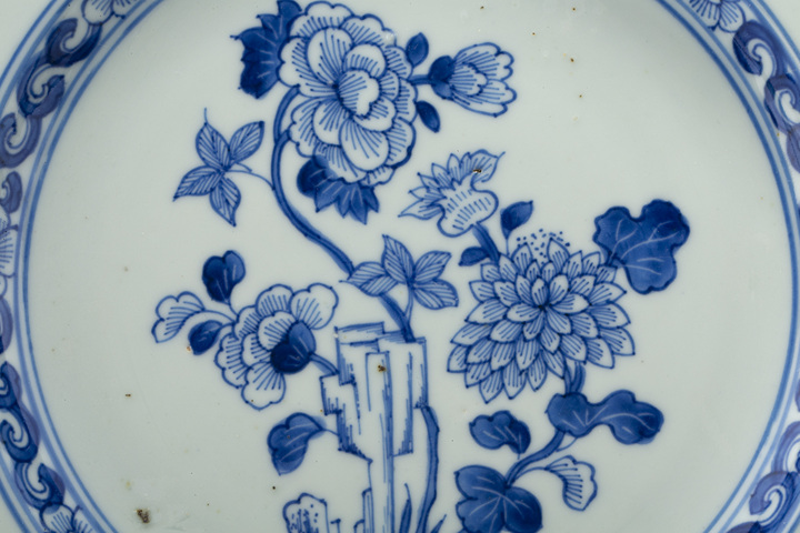 古玩陶瓷清康熙·青花洞石花卉紋折沿盤拍賣,當前價格944元