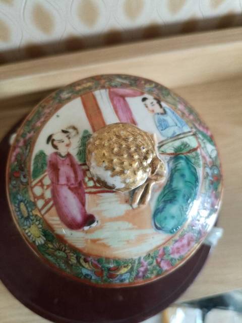 古玩陶瓷人物花繪雙耳搪缸真品鑒賞圖