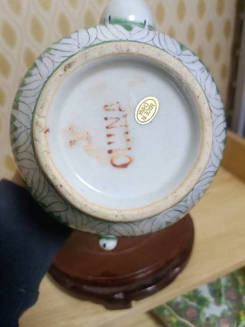古玩陶瓷蝴蝶白菜牛蛋壺真品鑒賞圖